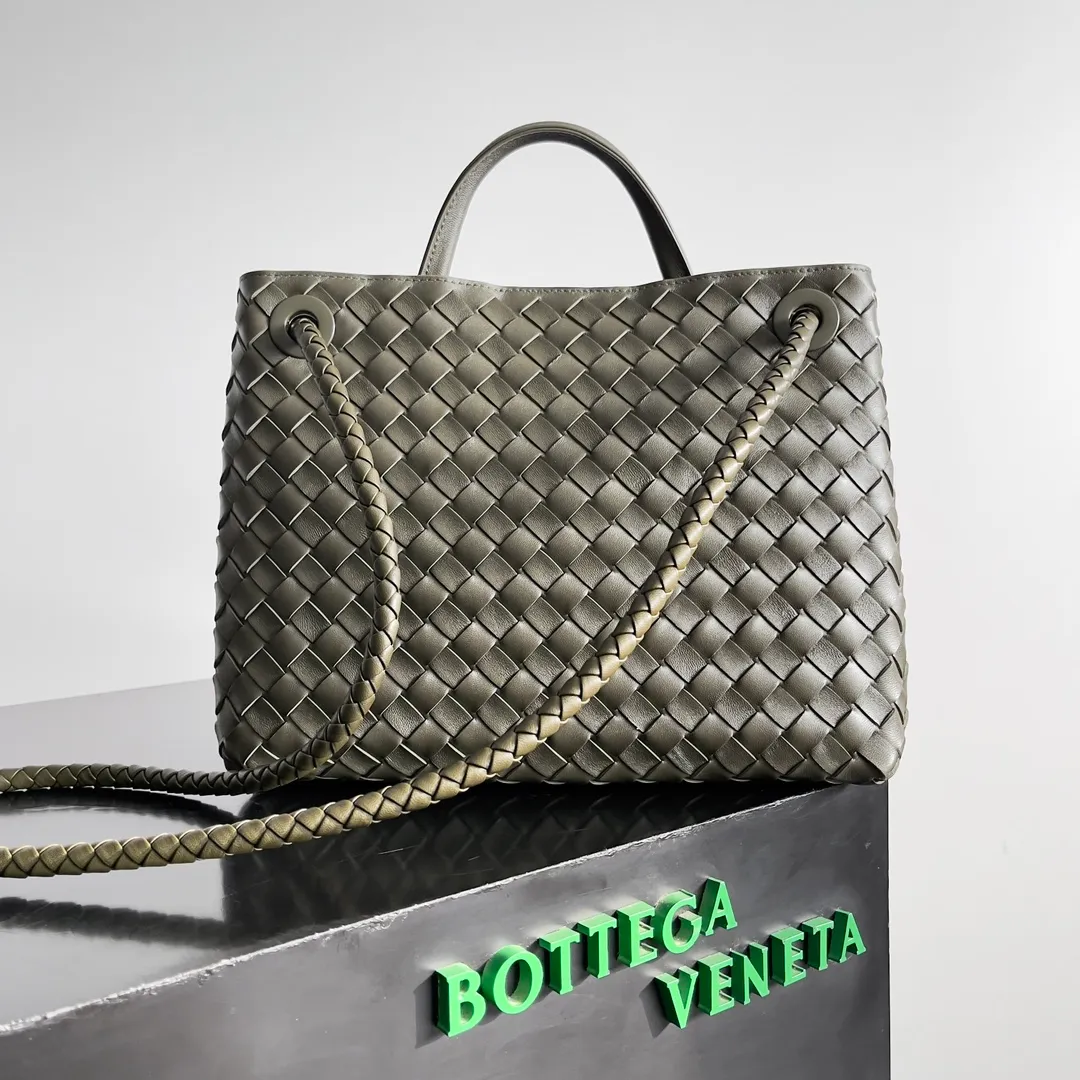 The 2023 new Andiamo batch of 2260 BV has been shipped‼ ️Really popular🔥The new Andiamo woven handbag launched by Bottega Veneta this season is really popular all over the world! ! Celebrities at home and abroad have worn it, and Oscar-winning actress Michelle Yeoh has taken it out on the street. Song Jia, Trai Yara, Yu Feihong, Sanji Ayaka, Rosie Hunting-Whiteley, Yoshioka Riho, etc. have all picked up this bag. It is classic and versatile, showing off its temperament, and the bag capacity is also large, which is very convenient for daily commuting! ! A variety of carrying methods, the shoulder straps can be adjusted by yourself, the original lambskin feels soft and delicate, and the unisex style breaks gender boundaries and brings a more practical and long-lasting use experience. Andiamo has both elegant and casual styles, which perfectly interprets "fashionable old money style". Style number: 743572 Size: 32*24*12
